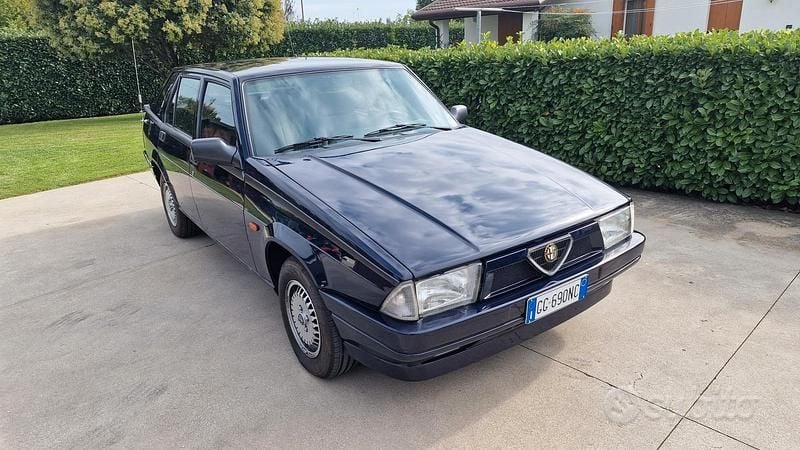 Usata Alfa Romeo 75 120 CV (88 kW) 1989 Blu Berlina
