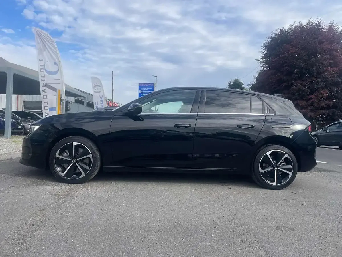 Używany Opel Astra Business Elegance 150 KM (110 kW) 2023 Czarny Hatchback
