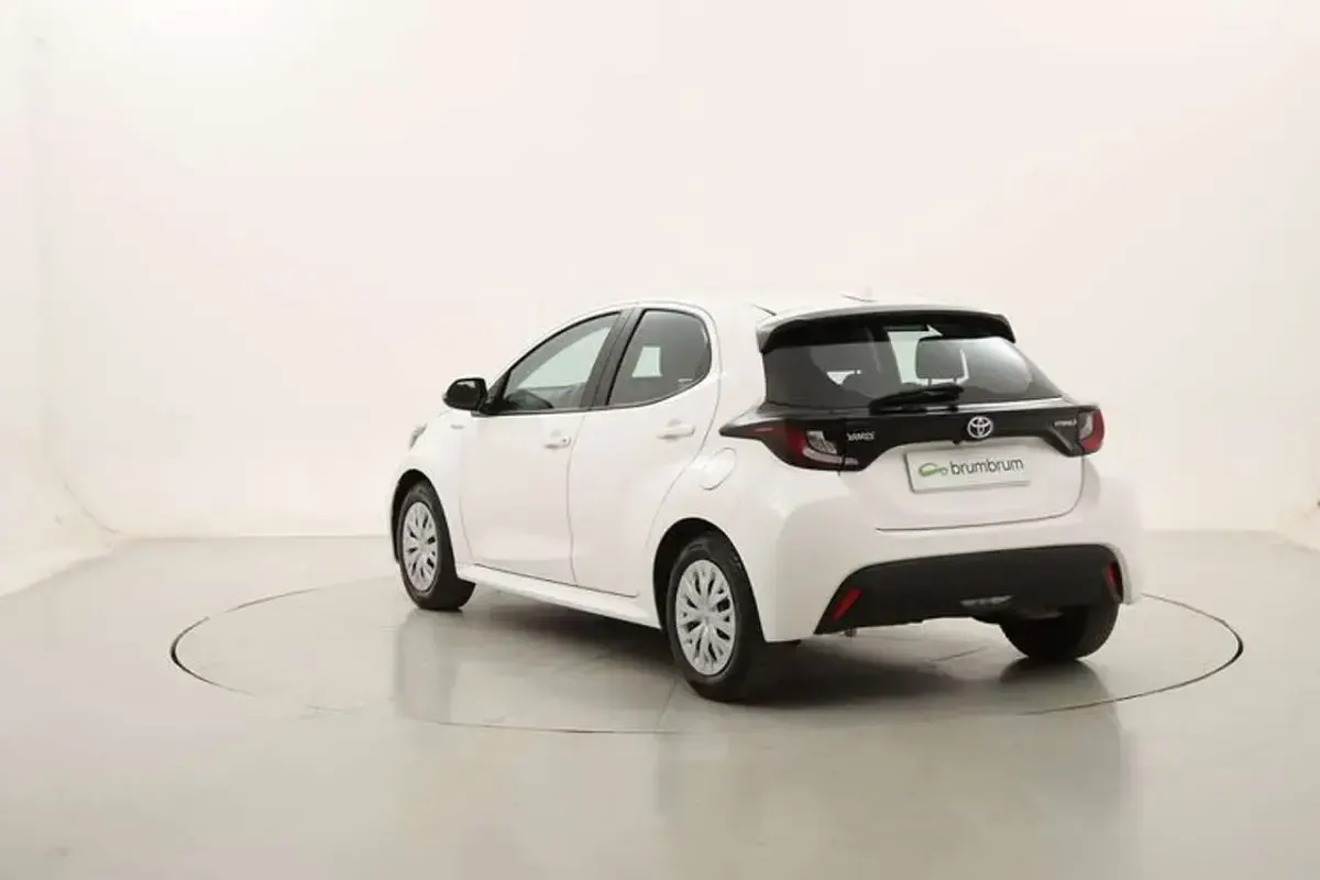 Usata Toyota Yaris Hybrid Business Edition 101 CV (74 kW) 2021 Bianco Utilitaria