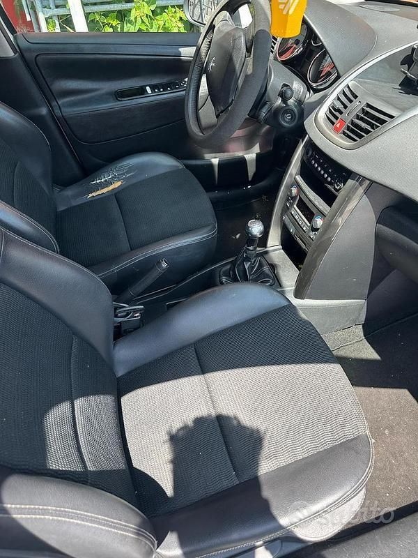 Usata Peugeot 207 75 CV (55 kW) 2011 Bianco Utilitaria