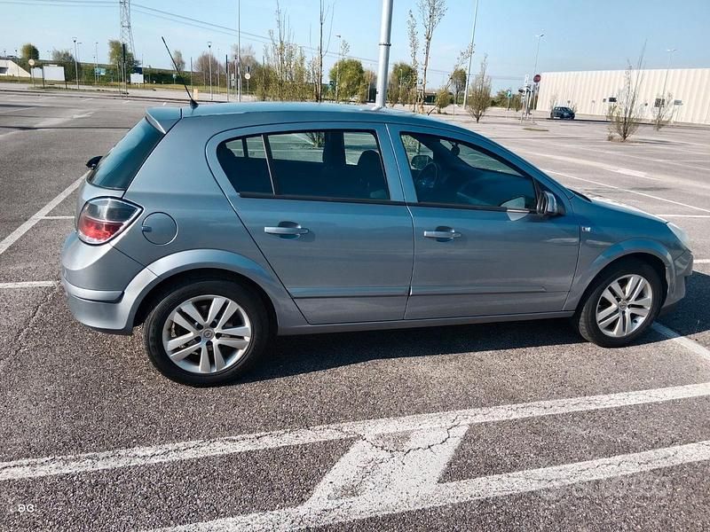 Usata Opel Astra 116 CV (85 kW) 2007 Grigio Berlina