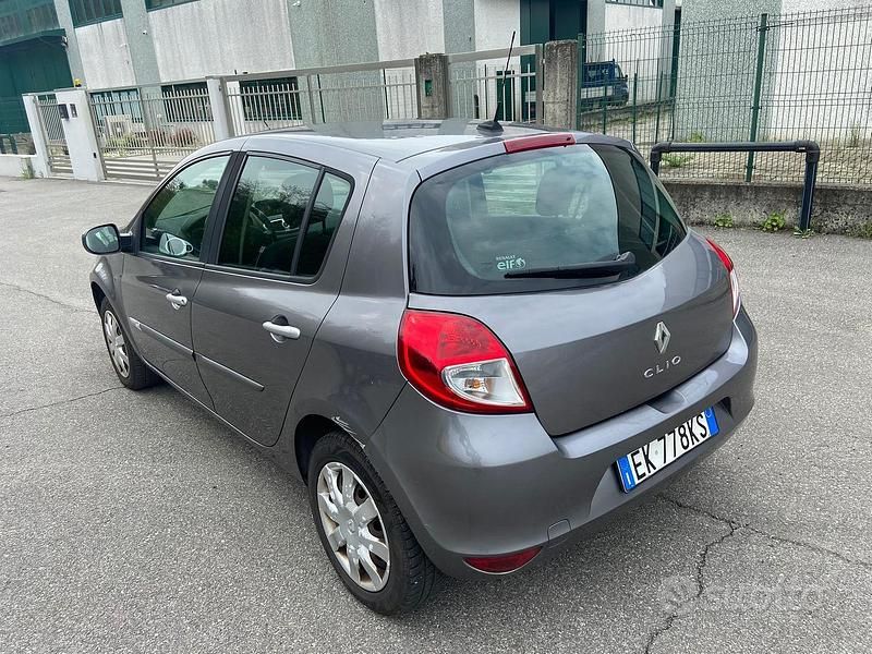 Usata Renault Clio II 75 CV (55 kW) 2011 Grigio Berlina