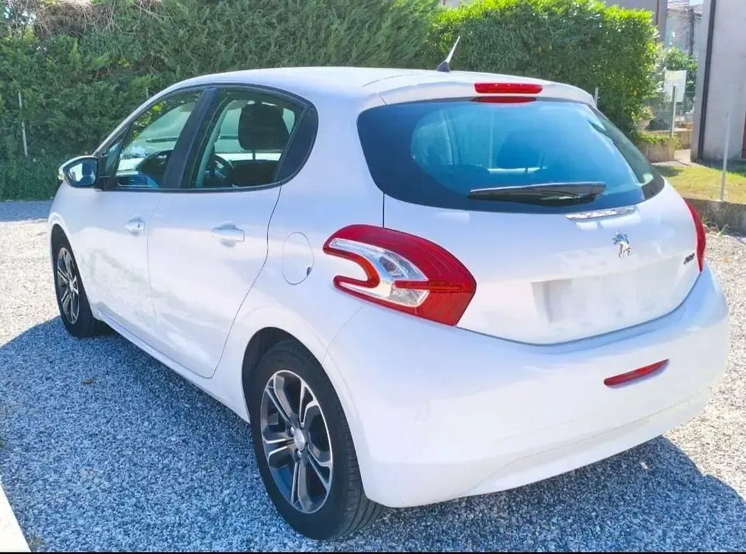 Usata Peugeot 208 Allure 82 CV (60 kW) 2015 Bianco Utilitaria