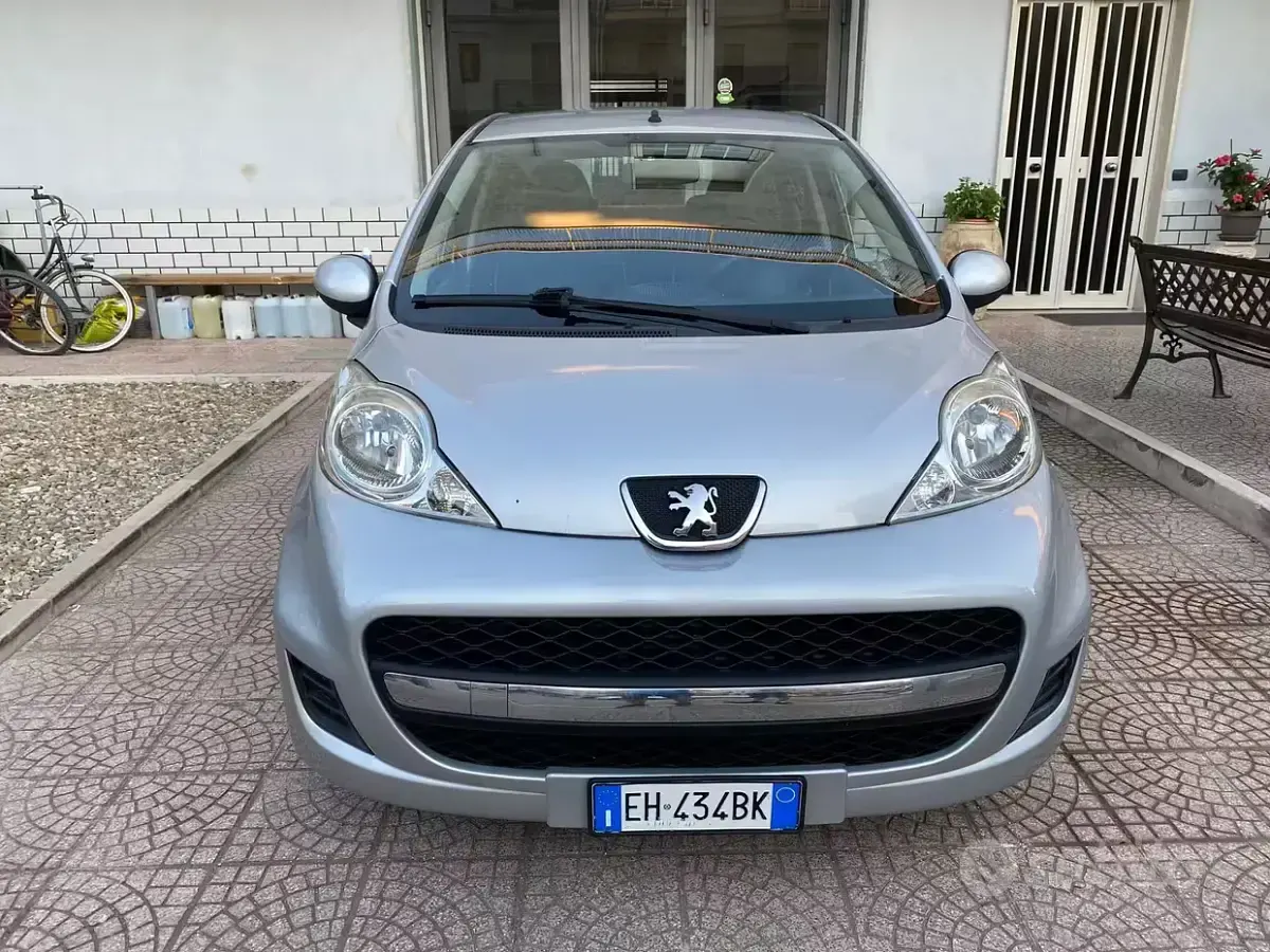 Usata Peugeot 107 Allure 68 CV (50 kW) 2011 Grigio Utilitaria
