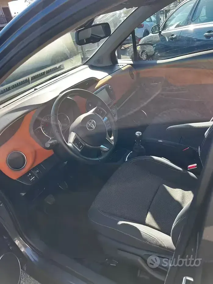 Usata Toyota Yaris Lounge 90 CV (66 kW) 2015 Grigio Utilitaria