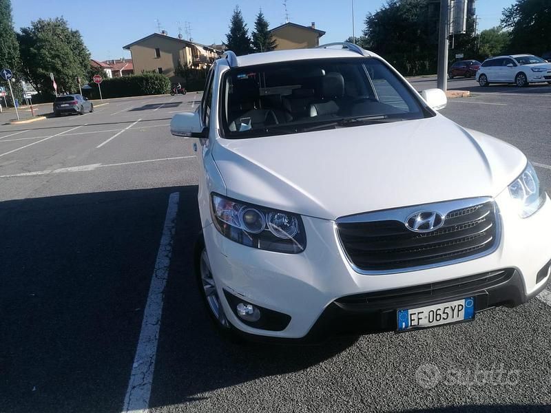 Bianco Usata 2011 Hyundai Santa Fe Style SUV | 6000 € (Buon prezzo) - Immagine 1/4