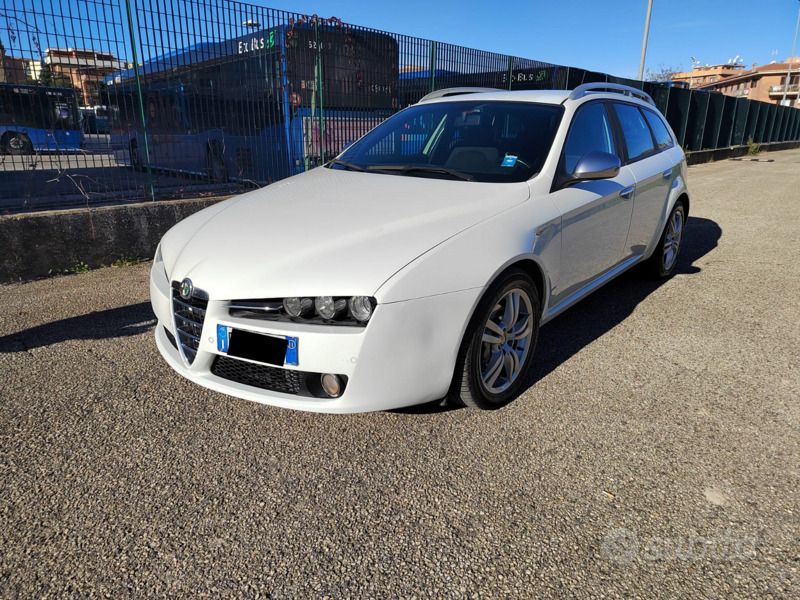 Bianco Usata 2011 Alfa Romeo 159 Station wagon | 4000 € (Molto cara) - Immagine 1/4