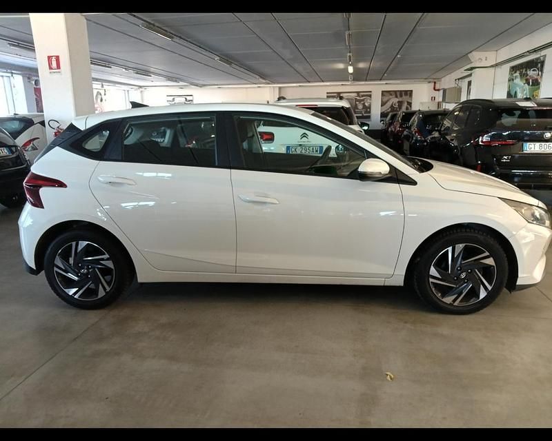 Käytetty Hyundai i20 84 HP (61 kW) 2023 Valkoinen Viistoperä