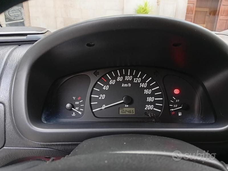 Verde Usata 2003 Opel Agila Due volumi | 2300 € - Immagine 1/4