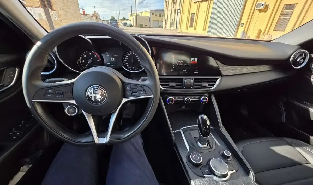 Usata Alfa Romeo Giulia 160 CV (117 kW) 2020 Argento Berlina