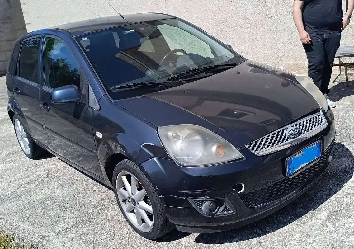 Usata Ford Fiesta Titanium 68 CV (50 kW) 2007 Grigio Utilitaria