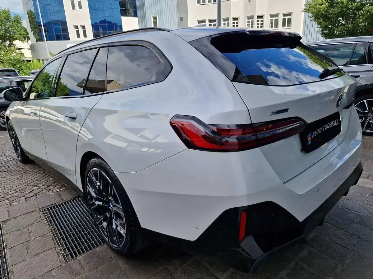 Usata BMW 540 M Sport 303 CV (222 kW) 2025 Mineralweiss metallic Station wagon