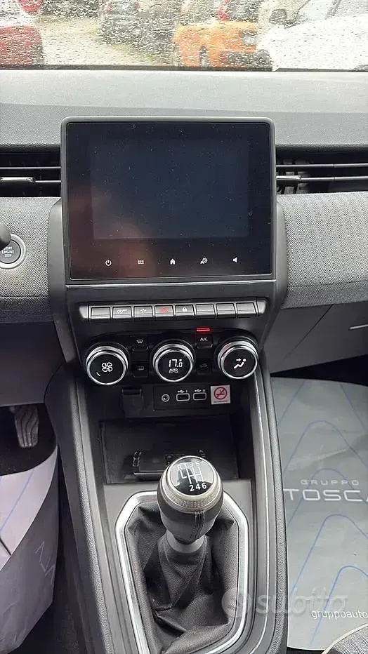 Begagnad Renault Clio V Techno 90 HK (66 kW) 2024 Blå Sedan