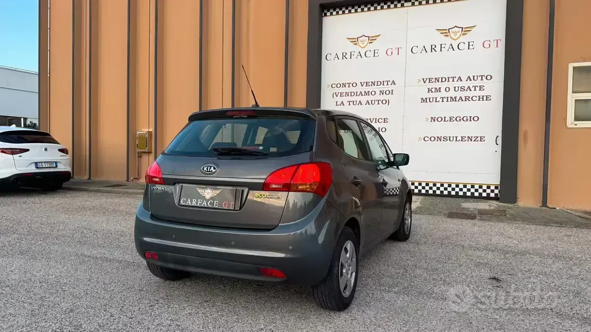 Usata Kia Venga 90 CV (66 kW) 2011 Grigio Utilitaria