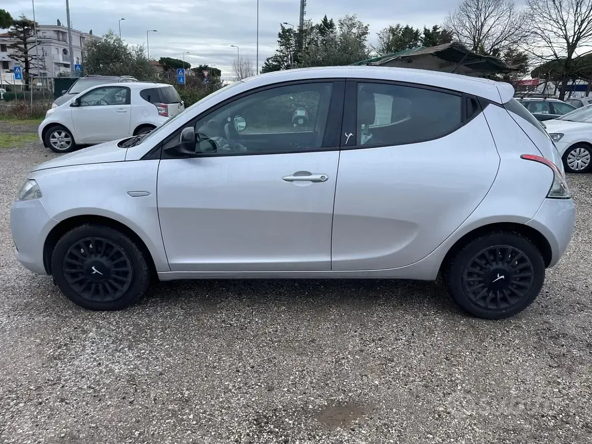 Usata Lancia Ypsilon 69 CV (50 kW) 2015 Grigio Utilitaria