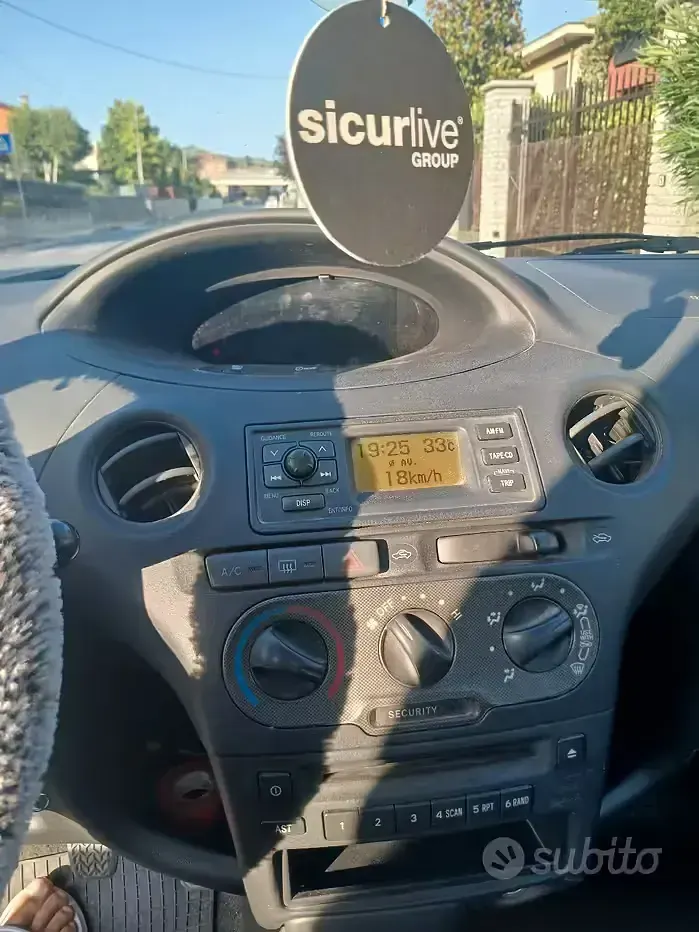 Usata Toyota Yaris 75 CV (55 kW) 2005 Grigio Berlina