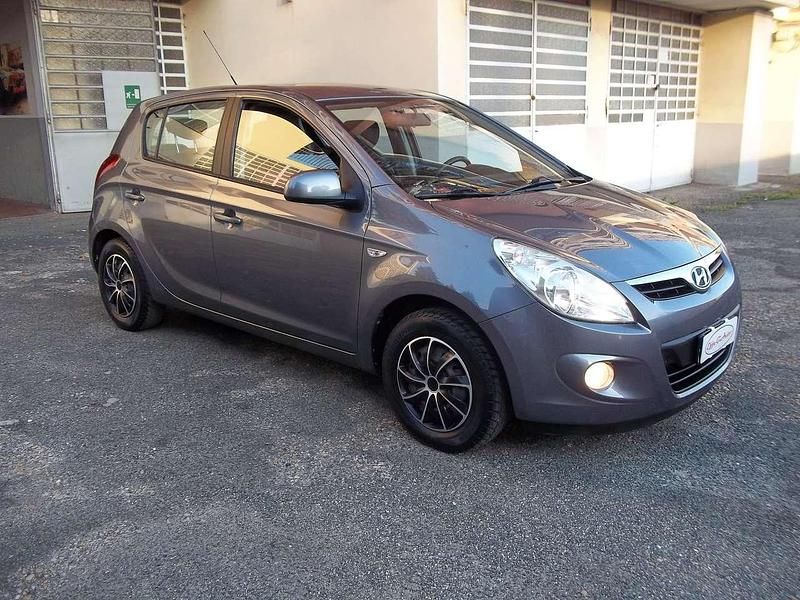 Usata Hyundai i20 Comfort 101 CV (74 kW) 2010 Grigio Utilitaria
