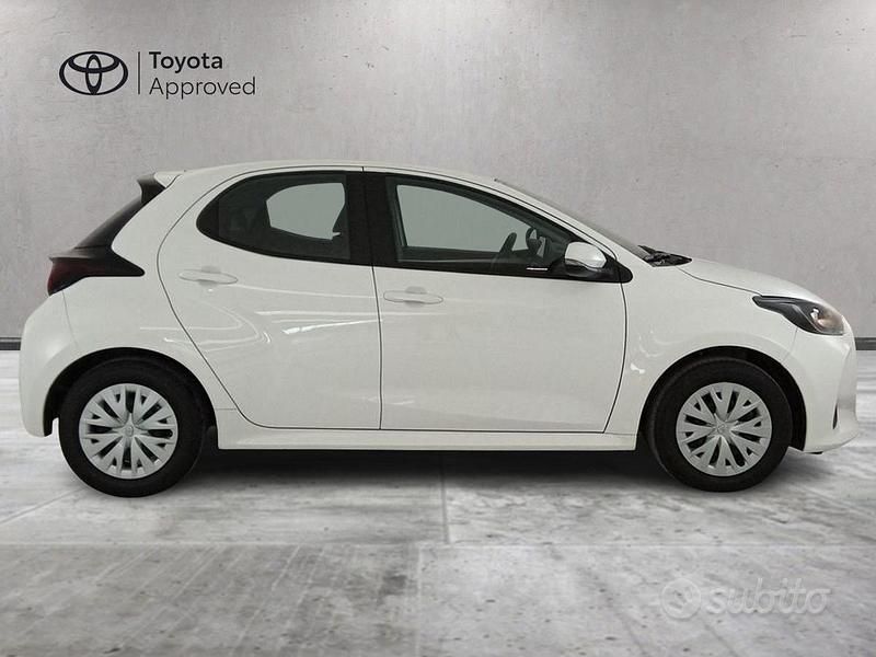 Usata Toyota Yaris Hybrid Active 92 CV (67 kW) 2025 Bianco Berlina