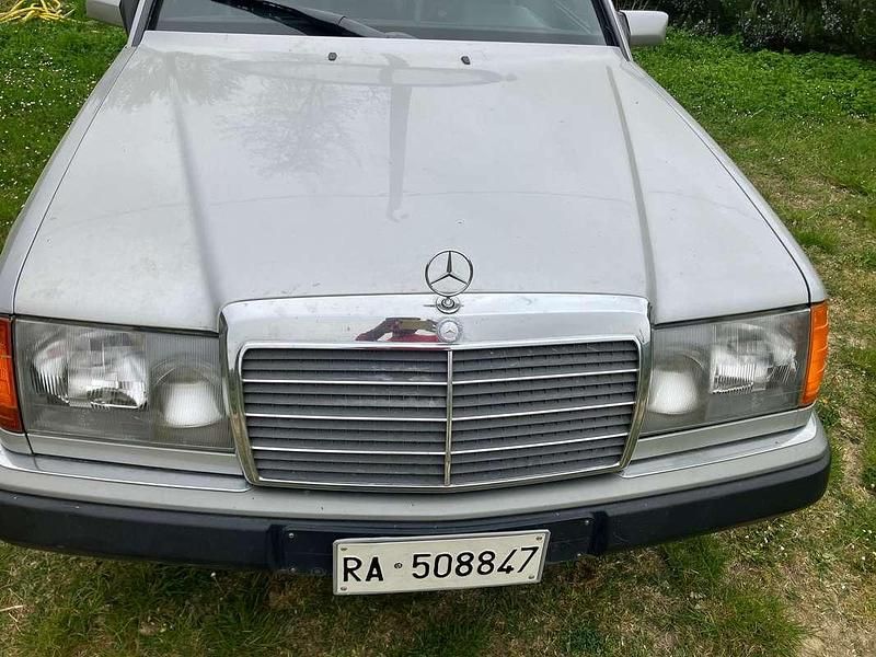 Usata Mercedes 200 120 CV (88 kW) 1990 Argento Station wagon