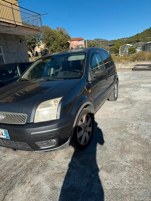 Usata Ford Fusion Collection 101 CV (74 kW) 2004 Grigio Berlina