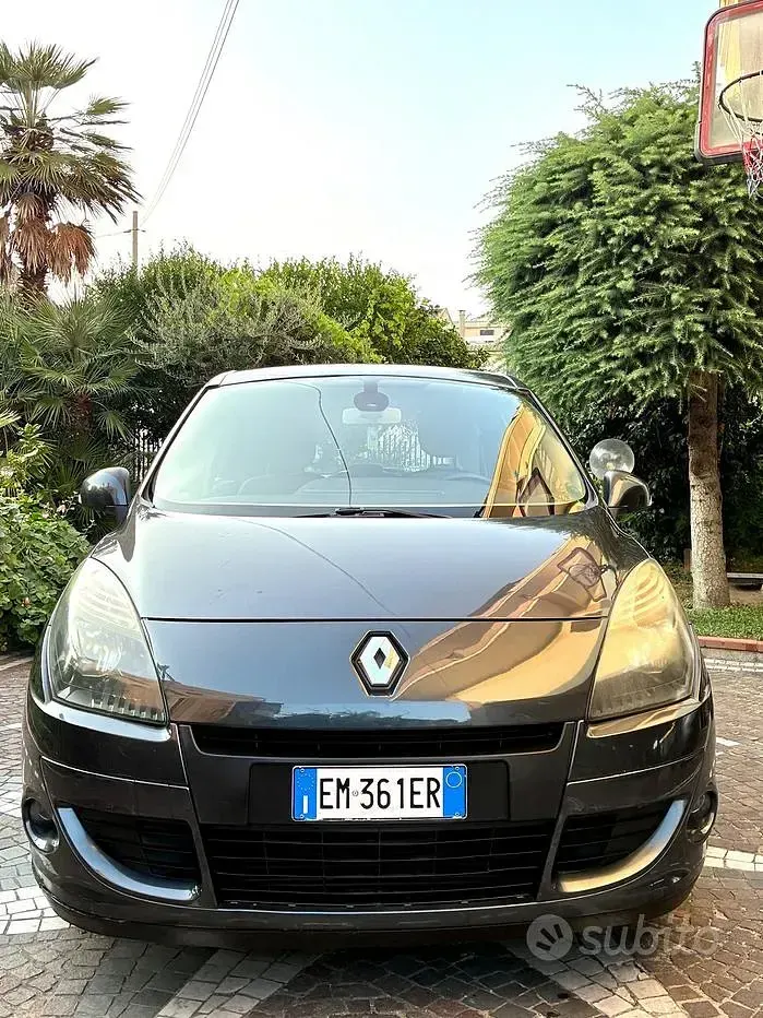 Usata Renault Scénic III 106 CV (77 kW) 2009 Grigio Monovolume