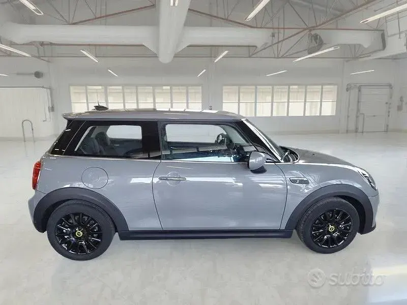 Usata Mini Cooper SE Classic 75 kW (102 CV) 2022 Grigio Utilitaria