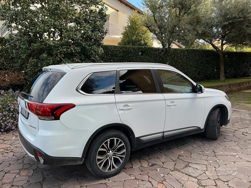 Bianco Usata 2015 Mitsubishi Outlander SUV | 14.000 € - Immagine 1/4