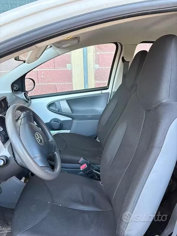 Usata Toyota Aygo 68 CV (50 kW) 2011 Bianco Utilitaria