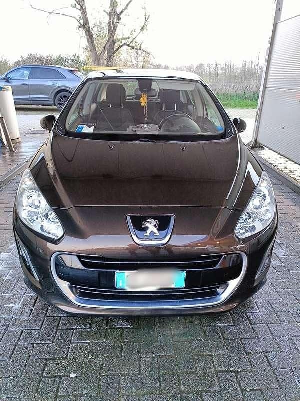 Usata Peugeot 308 Active 111 CV (81 kW) 2012 Marrone Berlina