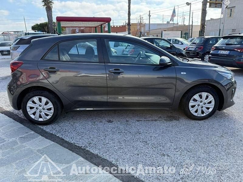 Usata Kia Rio Active 84 CV (61 kW) 2018 Grigio Berlina