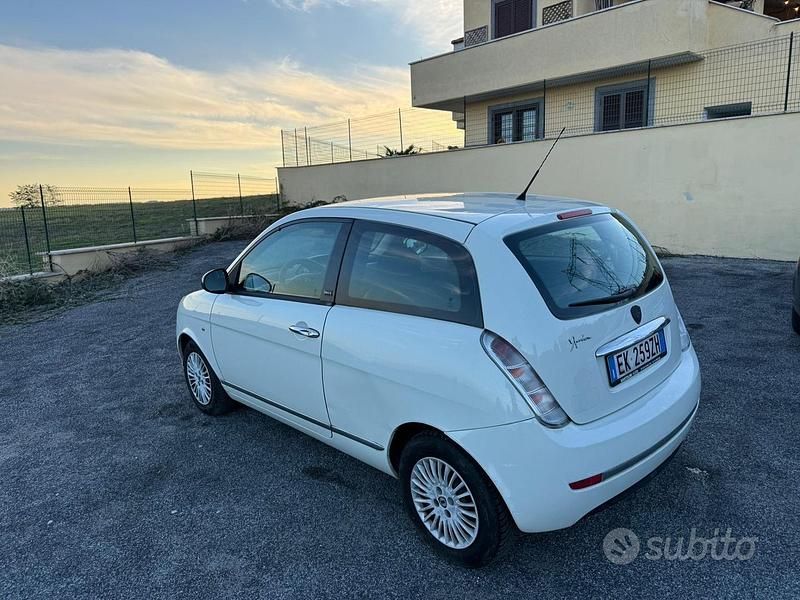 Usata Lancia Ypsilon Silver 69 CV (50 kW) 2012 Bianco Utilitaria