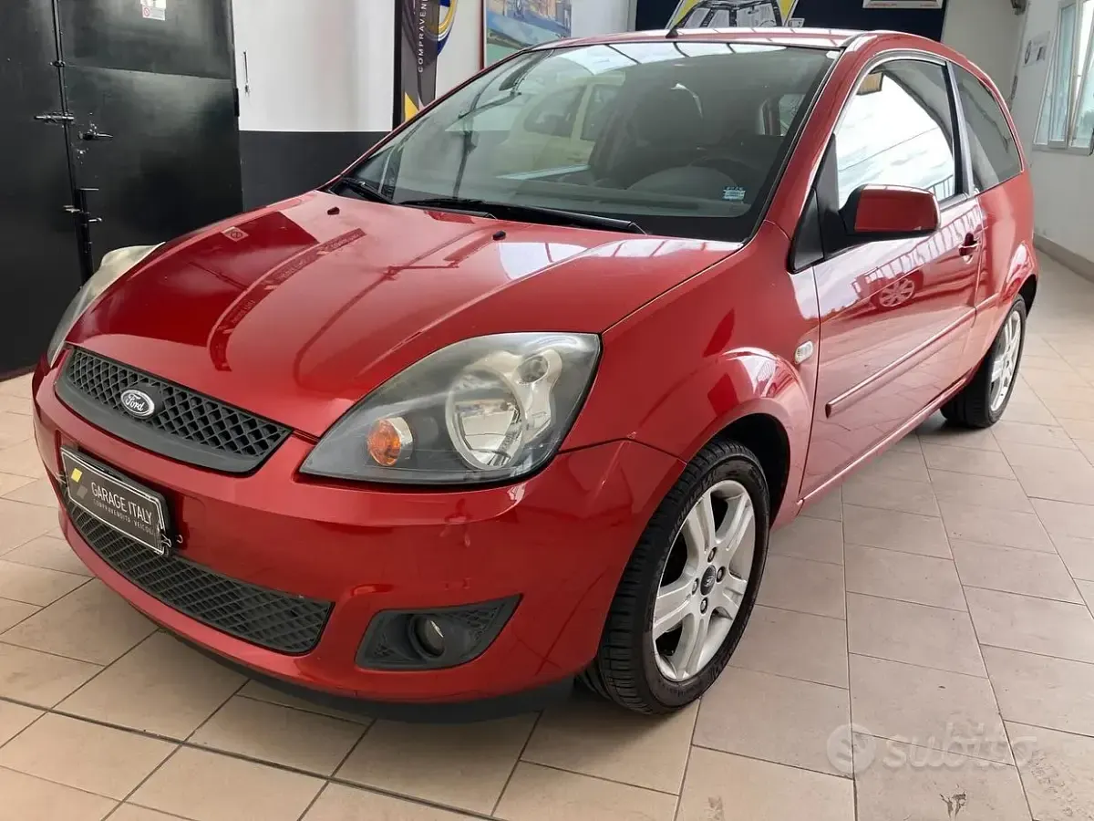 Usata Ford Fiesta Titanium 75 CV (55 kW) 2008 Rosso Utilitaria