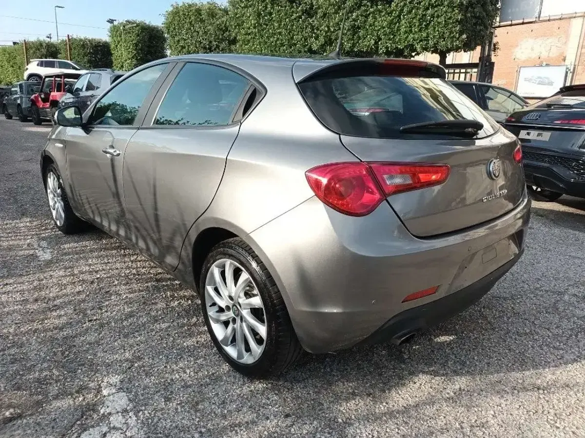 Usata Alfa Romeo Giulietta Super 120 CV (88 kW) 2018 Grigio Utilitaria