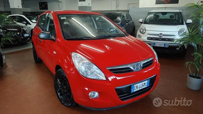 Rosso Usata 2012 Hyundai i20 Edition Tre volumi | 3199 € (Ottimo prezzo) - Immagine 1/4