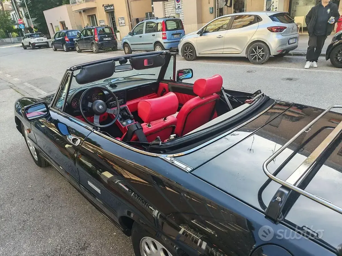 Usata Alfa Romeo Spider 122 CV (89 kW) 1990 Nero Cabrio