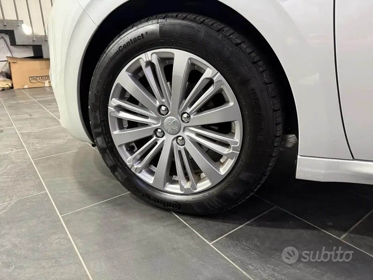 Usata Peugeot 208 Allure 102 CV (75 kW) 2019 Bianco Utilitaria
