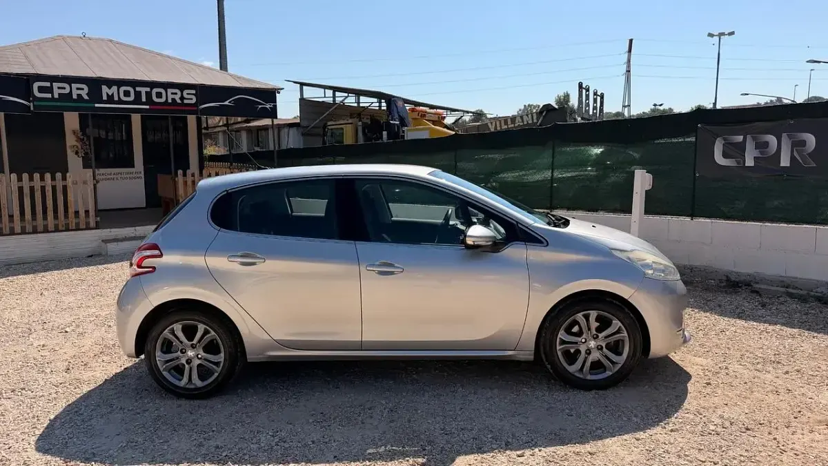 Usata Peugeot 208 Active 82 CV (60 kW) 2015 Argento Utilitaria