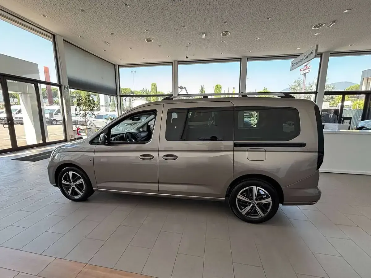 Nuova VW Caddy Maxi Life Life 122 CV (89 kW) 2026 Beige mojave metalizzato Monovolume