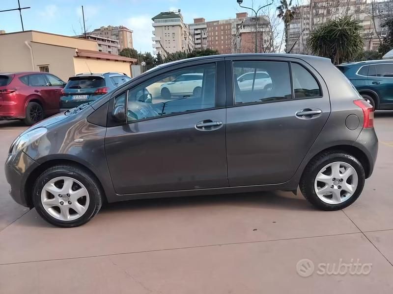 Usata Toyota Yaris Sol 69 CV (50 kW) 2009 Grigio Utilitaria