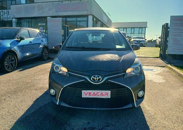 Usata Toyota Yaris Active 69 CV (50 kW) 2015 Grigio Berlina