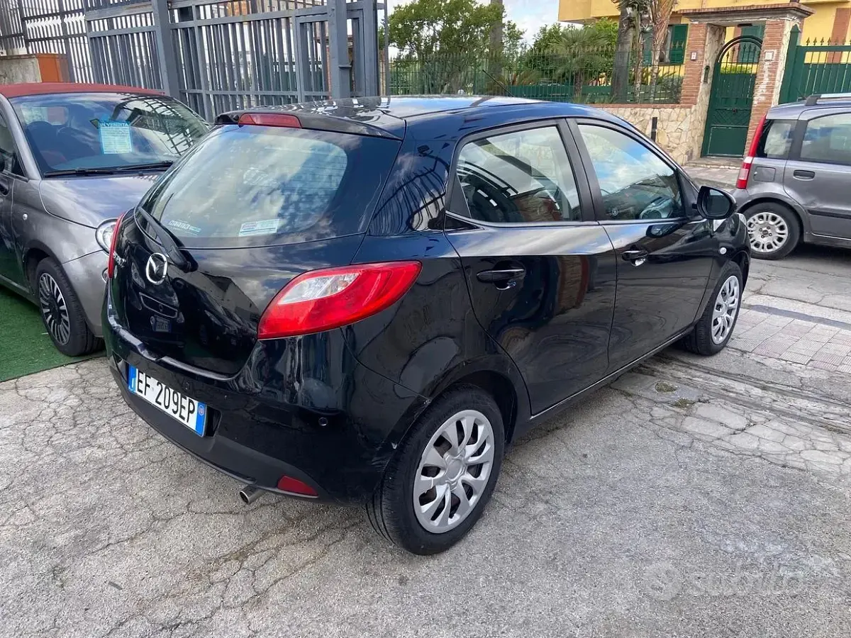 Usata Mazda 2 75 CV (55 kW) 2010 Nero Utilitaria