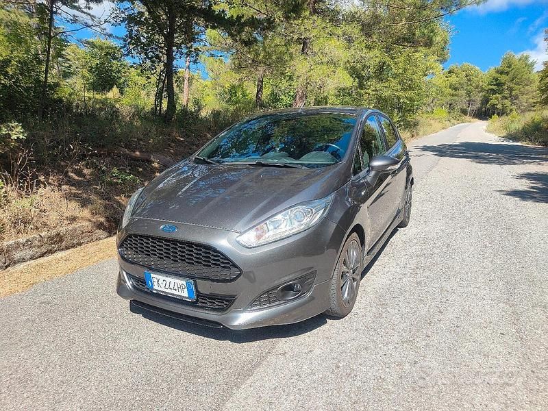 Usata Ford Fiesta ST-Line 75 CV (55 kW) 2017 Grigio Utilitaria