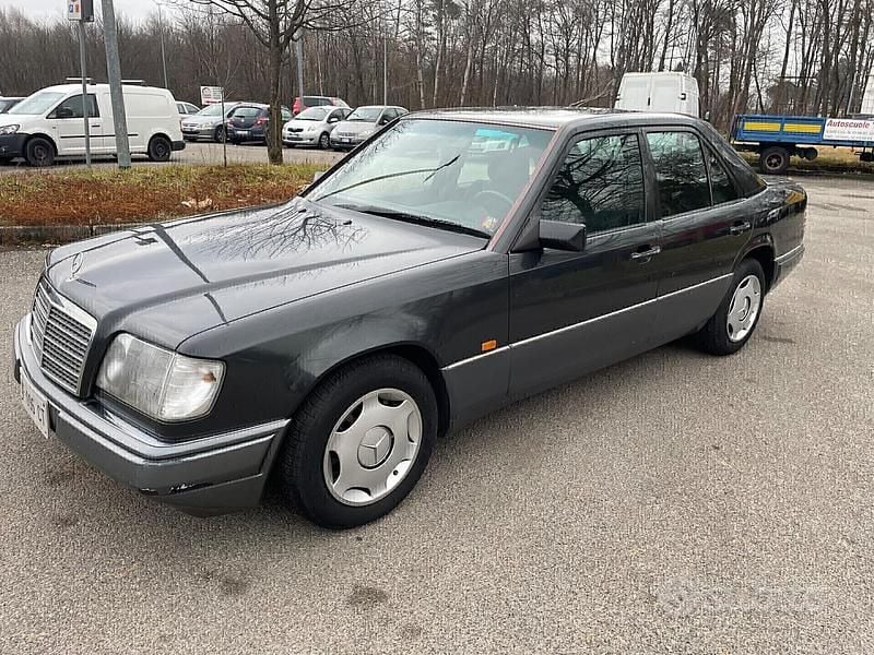Usata Mercedes E200 Elegance 136 CV (100 kW) 1995 Grigio Berlina