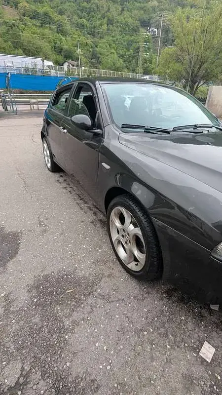 Usata Alfa Romeo 147 150 CV (110 kW) 2006 Nero Utilitaria