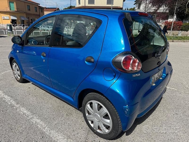Usata Toyota Aygo 69 CV (50 kW) 2010 Blu Utilitaria
