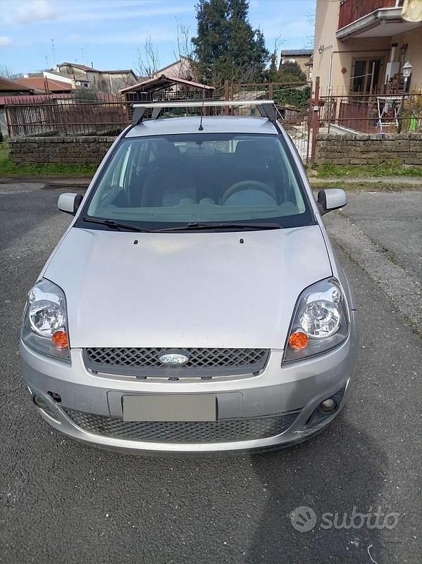 Usata Ford Fiesta 75 CV (55 kW) 2007 Grigio Utilitaria