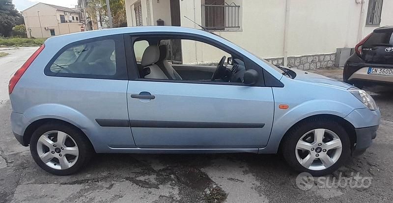 Usata Ford Fiesta Titanium 67 CV (49 kW) 2007 Blu Utilitaria