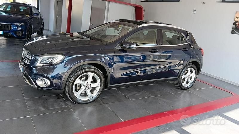 Usata Mercedes GLA200 135 CV (99 kW) 2018 Blu SUV