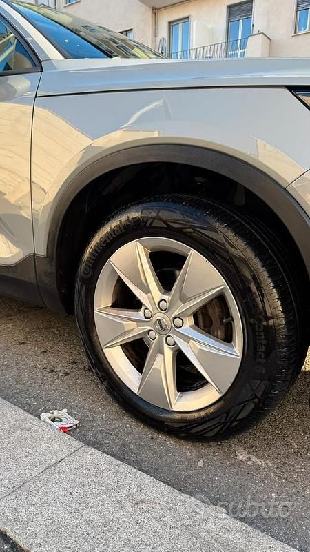 Usata Volvo XC40 129 CV (94 kW) 2024 Grigio SUV