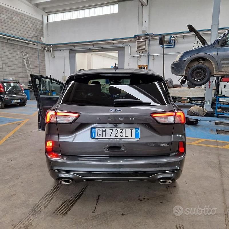 Usata Ford Kuga 152 CV (111 kW) 2023 Grigio SUV